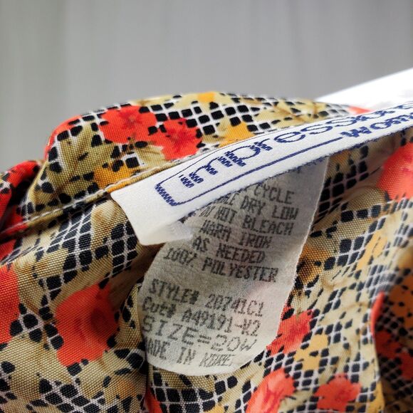 Impressions Button Top Women's 20W Red Ditsy Floral - Picture 12 of 12